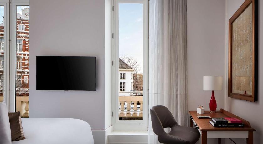 Image of Rembrandt Suite with Balcony and Canal View 4