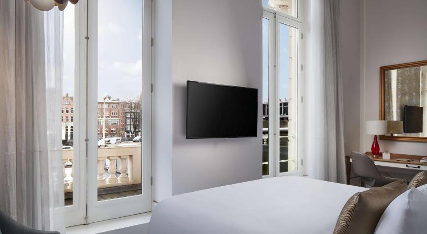 Image of Rembrandt Suite with Balcony and Canal View 3