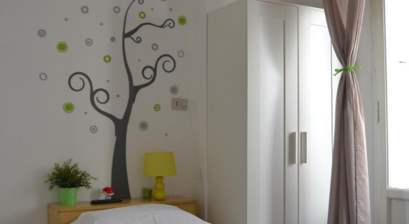 Single Room with Bathroom, Night & Day in Pisa