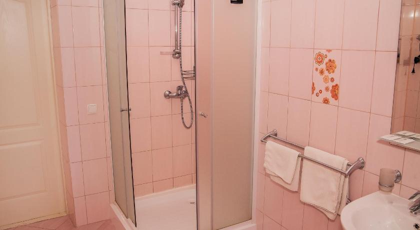 Szoba hatalmas kétszemélyes ággyal (King Room) fotója 2