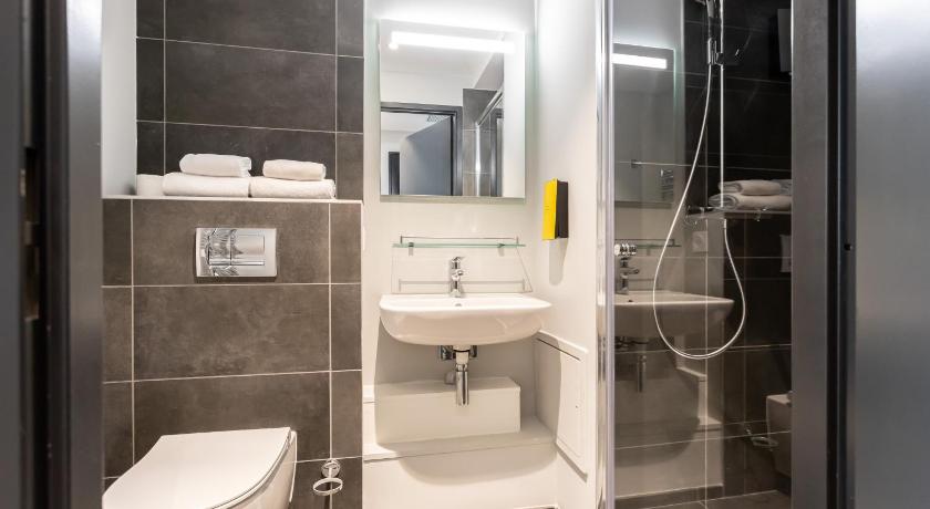 Image of Studio Apartment Sleeps 4 2
