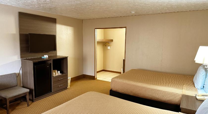Image of Queen Room with Two Queen Beds - No pets 13