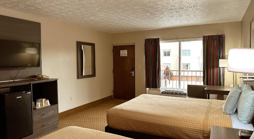 Image of Queen Room with Two Queen Beds - No pets 6