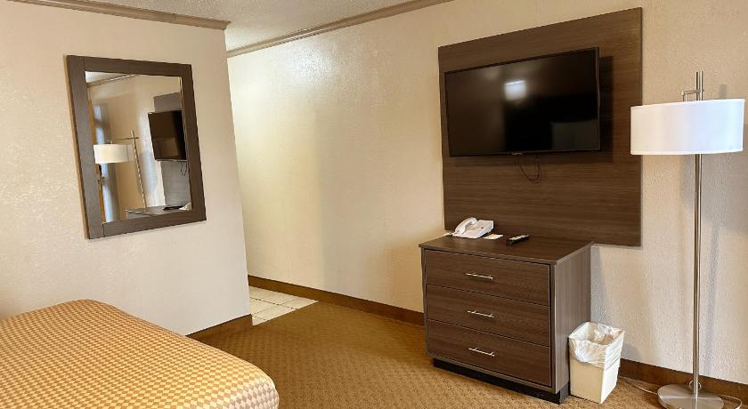 Image of Queen Room - No Pets 1