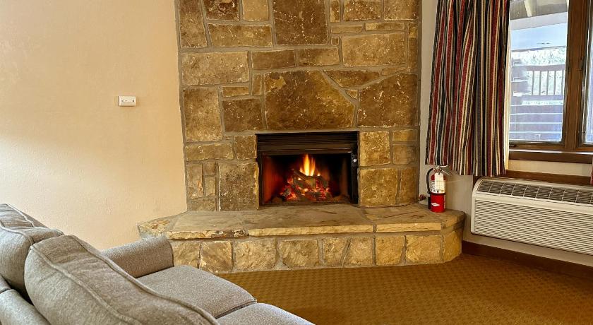 Image of King Suite with Spa Bath - No Pets 11