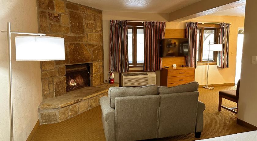 Image of King Suite with Spa Bath - No Pets 7