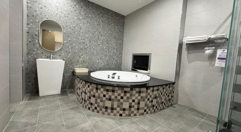 Image of Deluxe Double Room with Bath 7