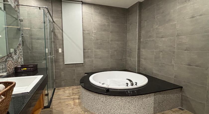 Image of Deluxe Double Room with Bath 9