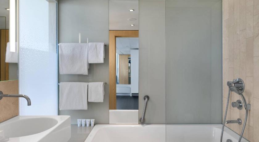 Image of 1 Bedroom Junior Suite, 1 King, Corner room 2