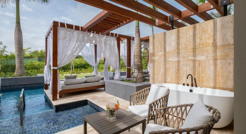 Image of Preferred Club Junior Suite Swim Out Double 1