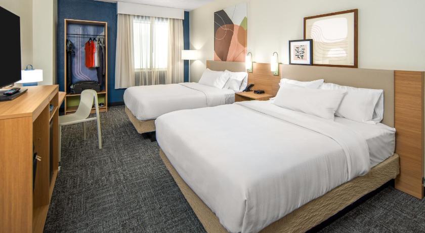 Image of 2 Queen Beds 1