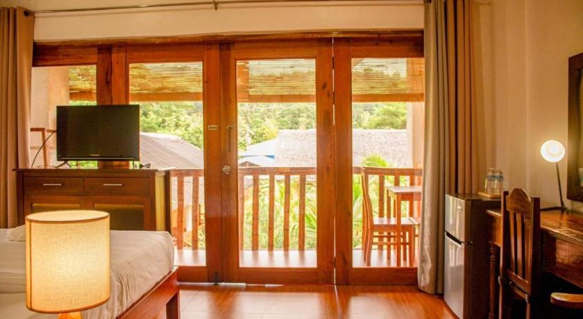 รูปของห้องดีลักซ์เตียงใหญ่พร้อมระเบียง (Deluxe Double Room with Balcony) 1