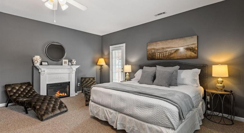 Charming Downtown Suite with Modern Comforts - Depot