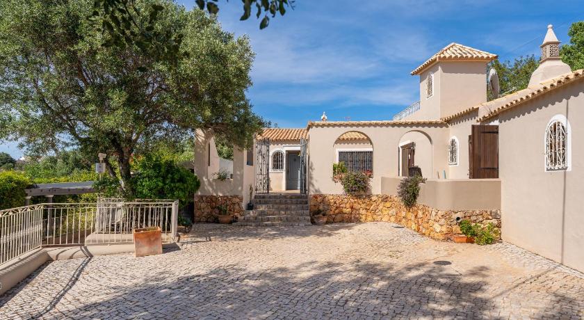 Villa Algarve 4 Ensuite Bedrooms, Private Swimming Pool, Beautiful Gardens with water features and n