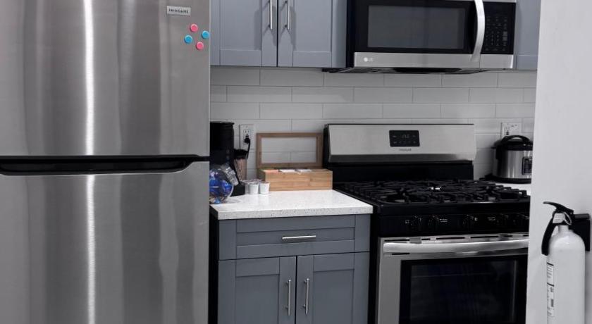웨스트 뉴욕 Private Bedroom with Dedicated Bathroom 15mis NYC 3성급 숙소 레스토랑