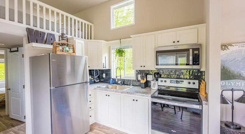 Forks (WA) Rainforest Tiny Home Rustic 4-Star Accommodation room