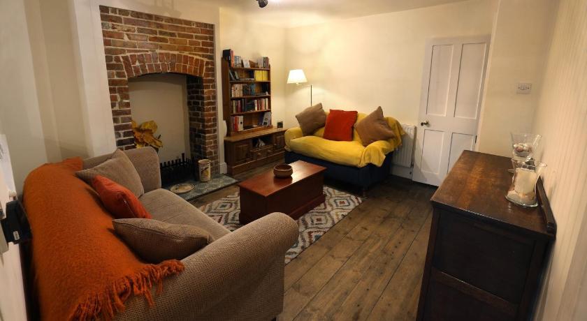 Charming 2BR Edwardian House in Market Town