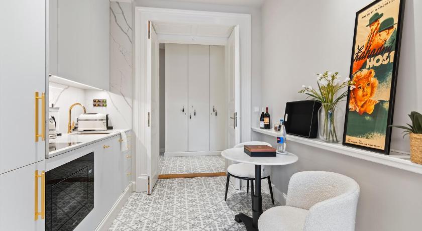 Vodickova Luxury Suites - image 4