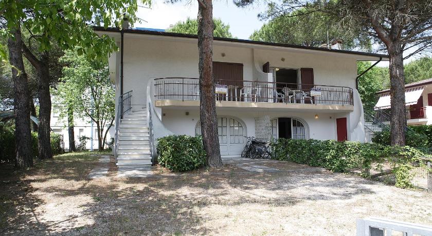 BA - VILLA STELLA - 3 Apartments- — Hotel in Lignano Sabbiadoro