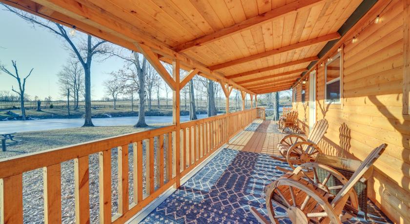 Pond-View Cabin Near Louisville on Racehorse Farm!