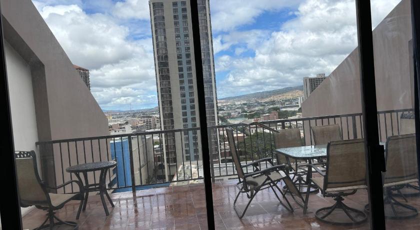 Downtown 2BR Huge Patio Free parking WiFi