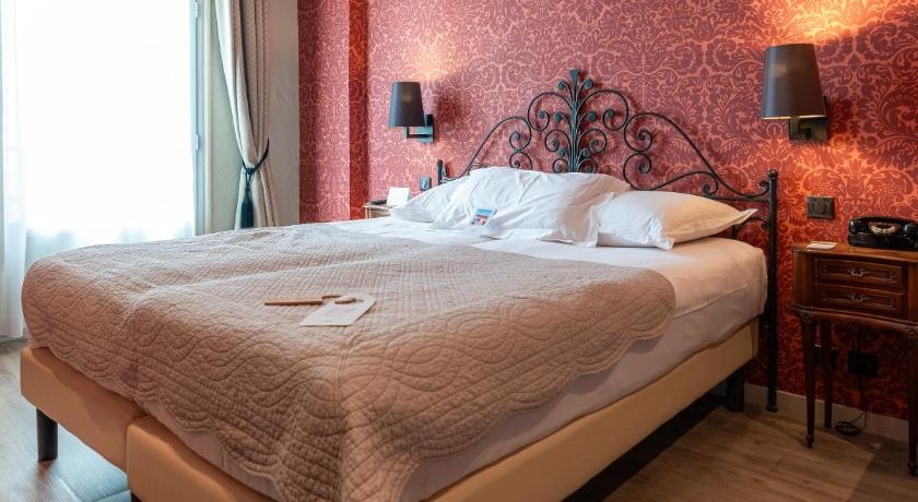 Image of Deluxe Double or Twin Room 7