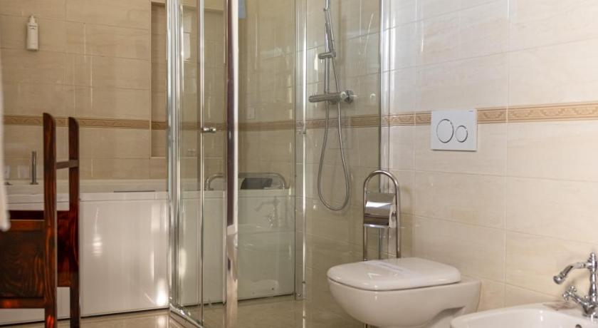 Image of Deluxe Double Room with Bathtub 2