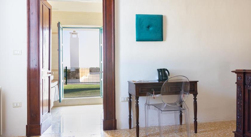 Image of Deluxe Double Room with Bathtub 6