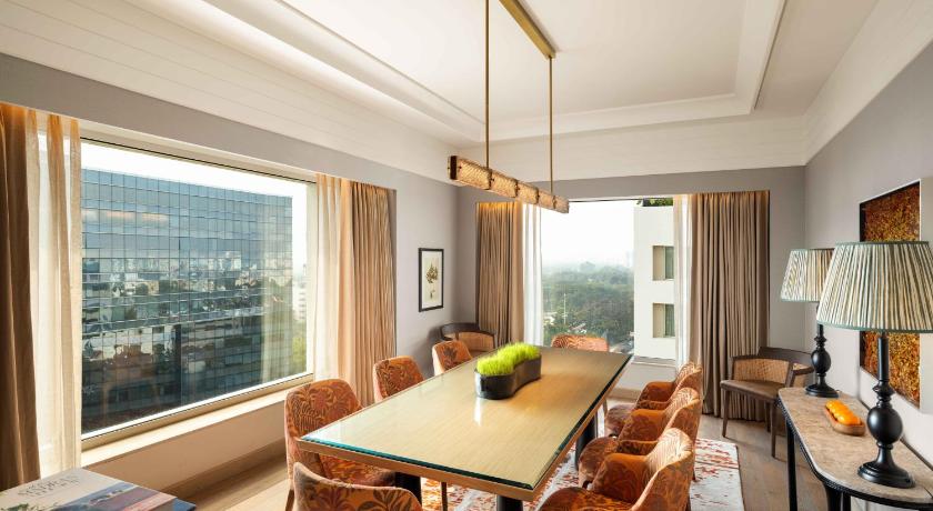 Image of Presidential Suite 1 King Bed - Lounge Access with Cocktail hours and One Way Airport Transfer 4