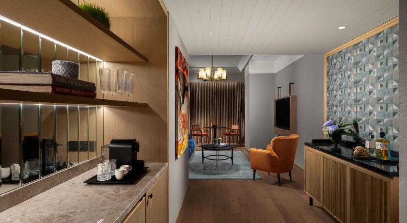 Image of SUPERIOR SUITE WITH 1 KING BED - LOUNGE ACCESS WITH COCKTAIL HOURS & ONE WAY AIRPORT TRANSFER 1