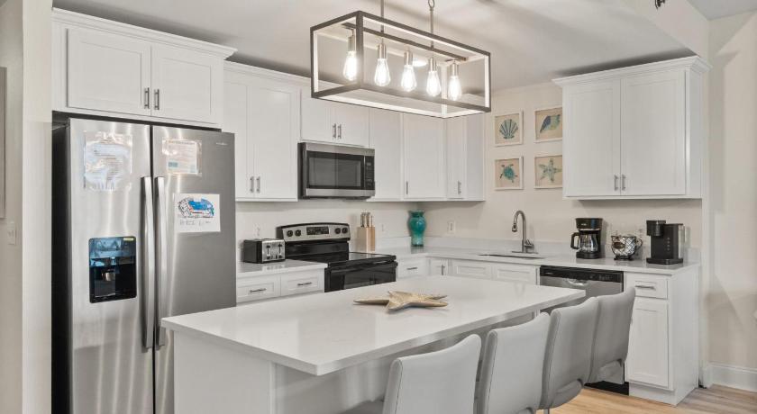 Image of Three-Bedroom Apartment with View 1
