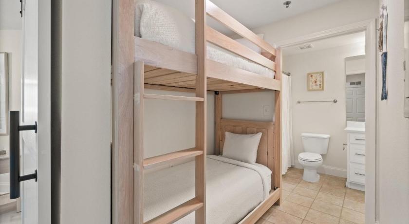 Image of Three-Bedroom Apartment with View 7