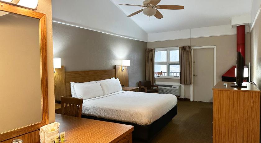 Image of King Room with Fireplace and Creekside Balcony - No Pets 0