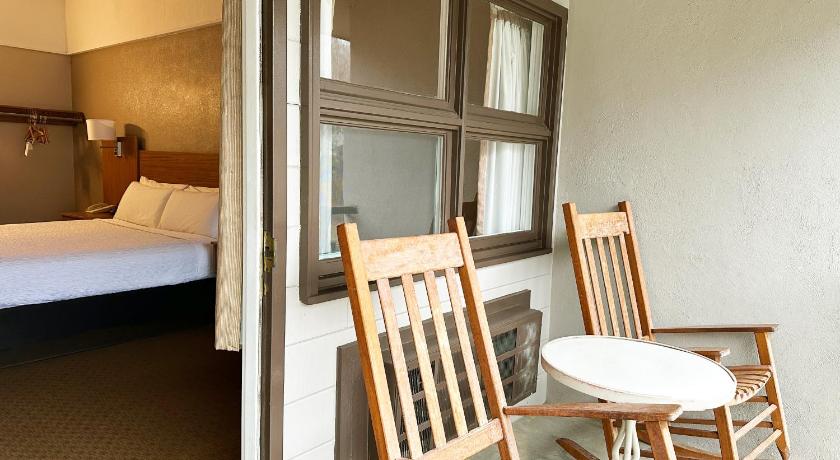 Image of King Room with Fireplace and Creekside Balcony - No Pets 7