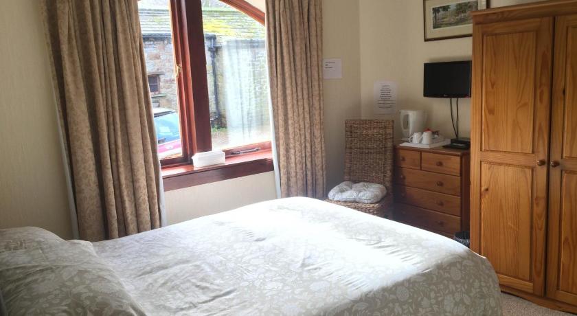 Fox & Hounds Inn - image 7