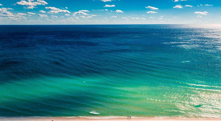 a large body of water with a clear blue sky, Margaritaville Beach Hotel in Pensacola Beach (FL)