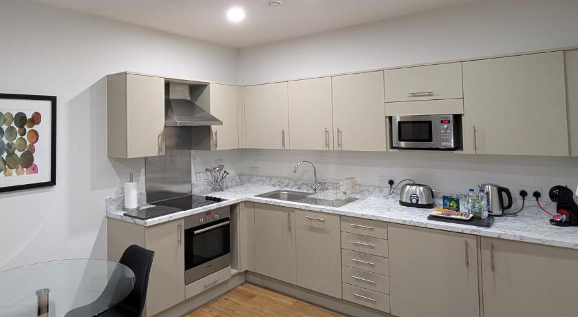 HOF - 100 Kings Road Apartments - main image