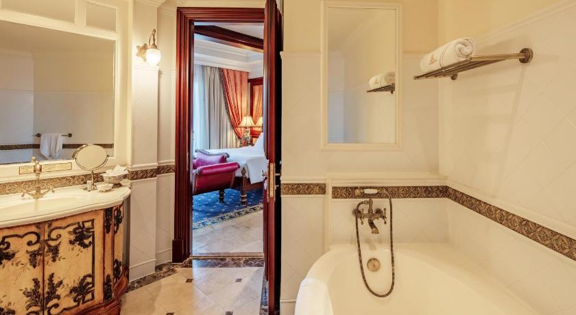 Image of Heritage Deluxe King Ocean View 9