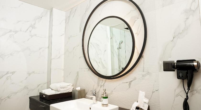 Image of Club Premium Room with 20% discount on Food, Spa, Beverages and Laundry | 1+1 IMFL from 3pm to 7pm 2