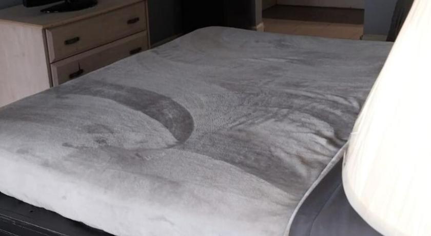 Richland Gated King Bed Hotel Room 216 4-Star Accommodation suite