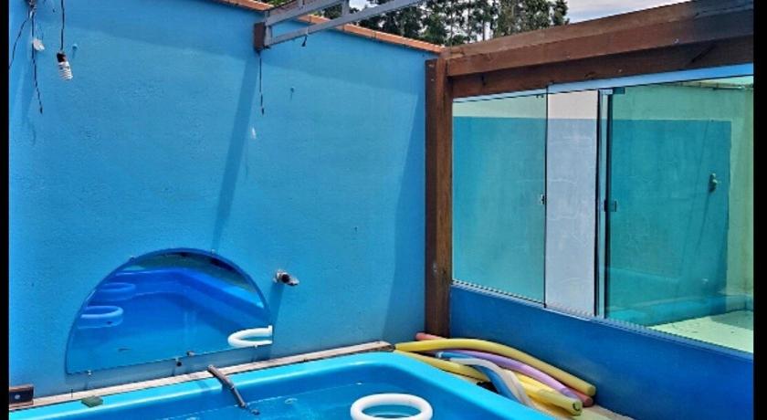 Casa de sitio com piscina coberta, sala de jogos e fogao a lenha
