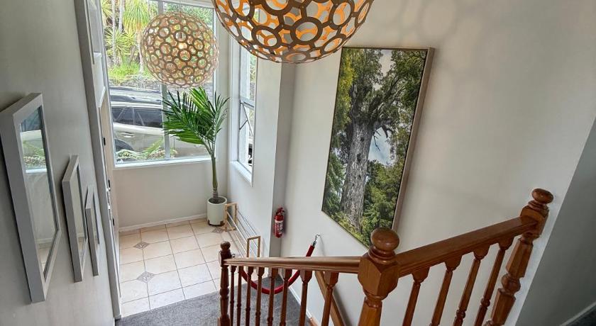 Waiake Beach Apartments - image 15