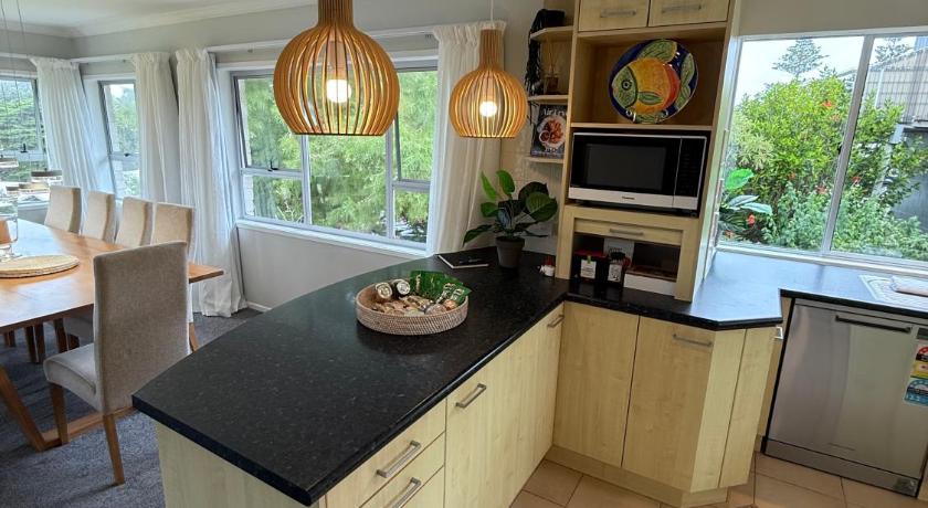 Waiake Beach Apartments - image 14
