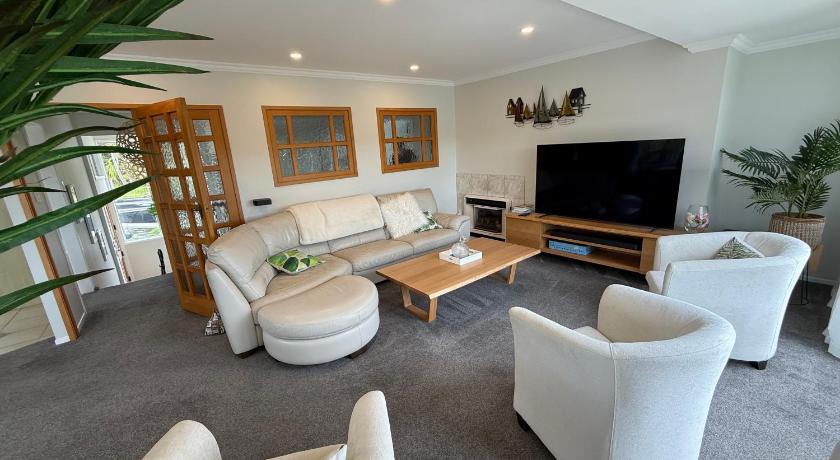 Waiake Beach Apartments - image 4