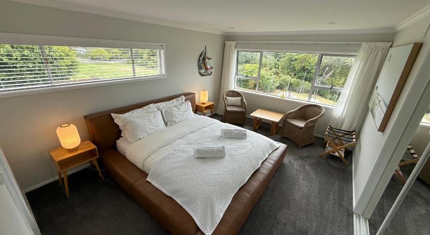 Waiake Beach Apartments - image 16