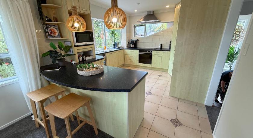 Waiake Beach Apartments - image 12