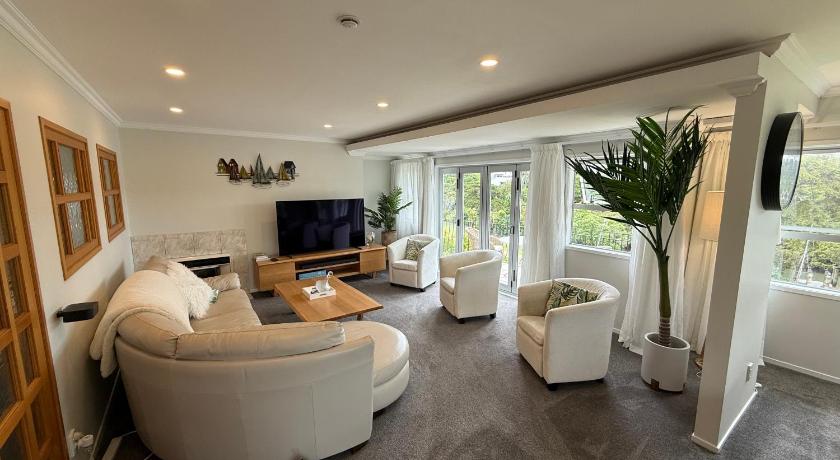 Waiake Beach Apartments - image 3