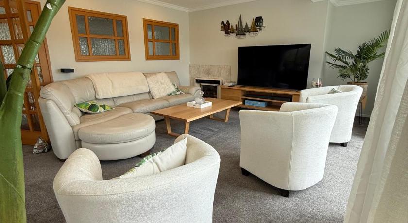 Waiake Beach Apartments - image 10