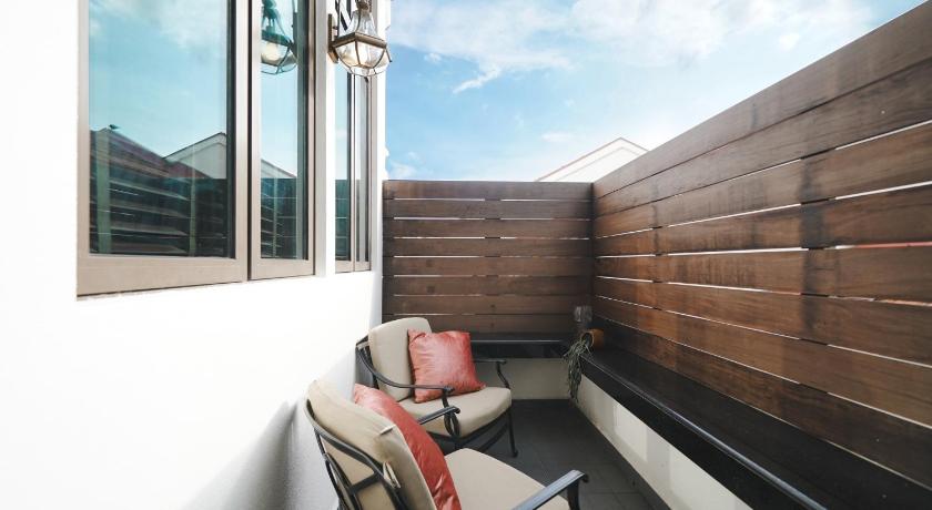 Image of Queen Suite with Balcony 7