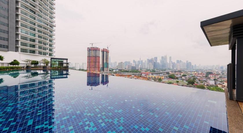 Datum Jelatek Residence by Airhost - image 6